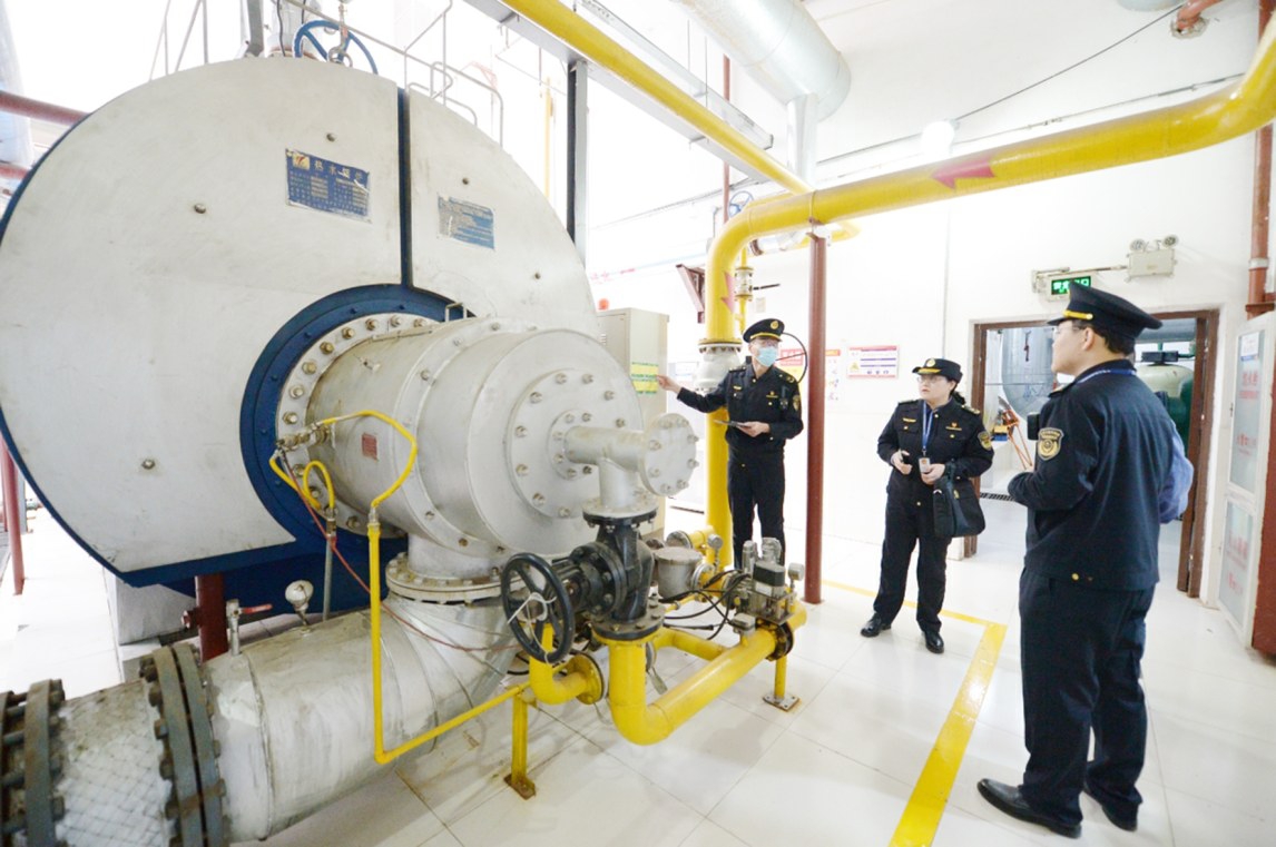 工作人員對供暖設備進行監督檢查。