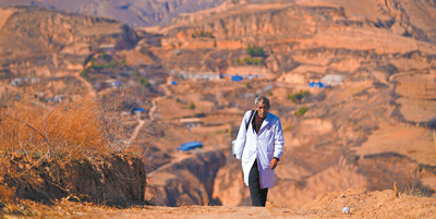 張尚保走在去鐵頭村張家灣自然村出診的路上。 張尚保走在去鐵頭村張家灣自然村出診的路上。