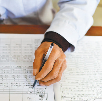 張尚保在填寫糖尿病患者隨訪服務記錄表。 張尚保在填寫糖尿病患者隨訪服務記錄表。