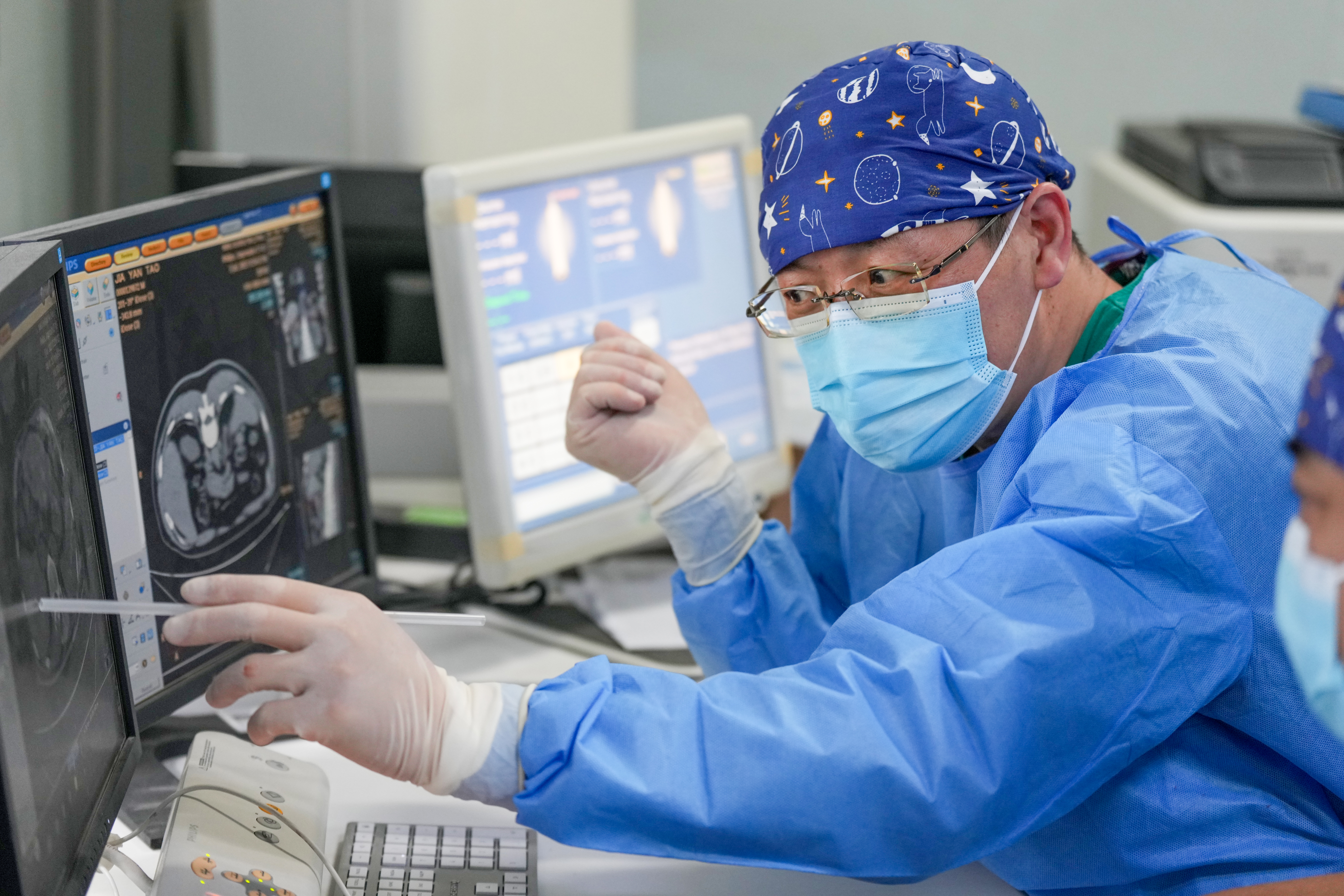 北京佑安醫院肝病與腫瘤介入治療中心袁春旺主任醫師（呼和浩特市第二醫院掛職副院長）在介入手術中帶教青年醫師，講解手術策略與注意事項。