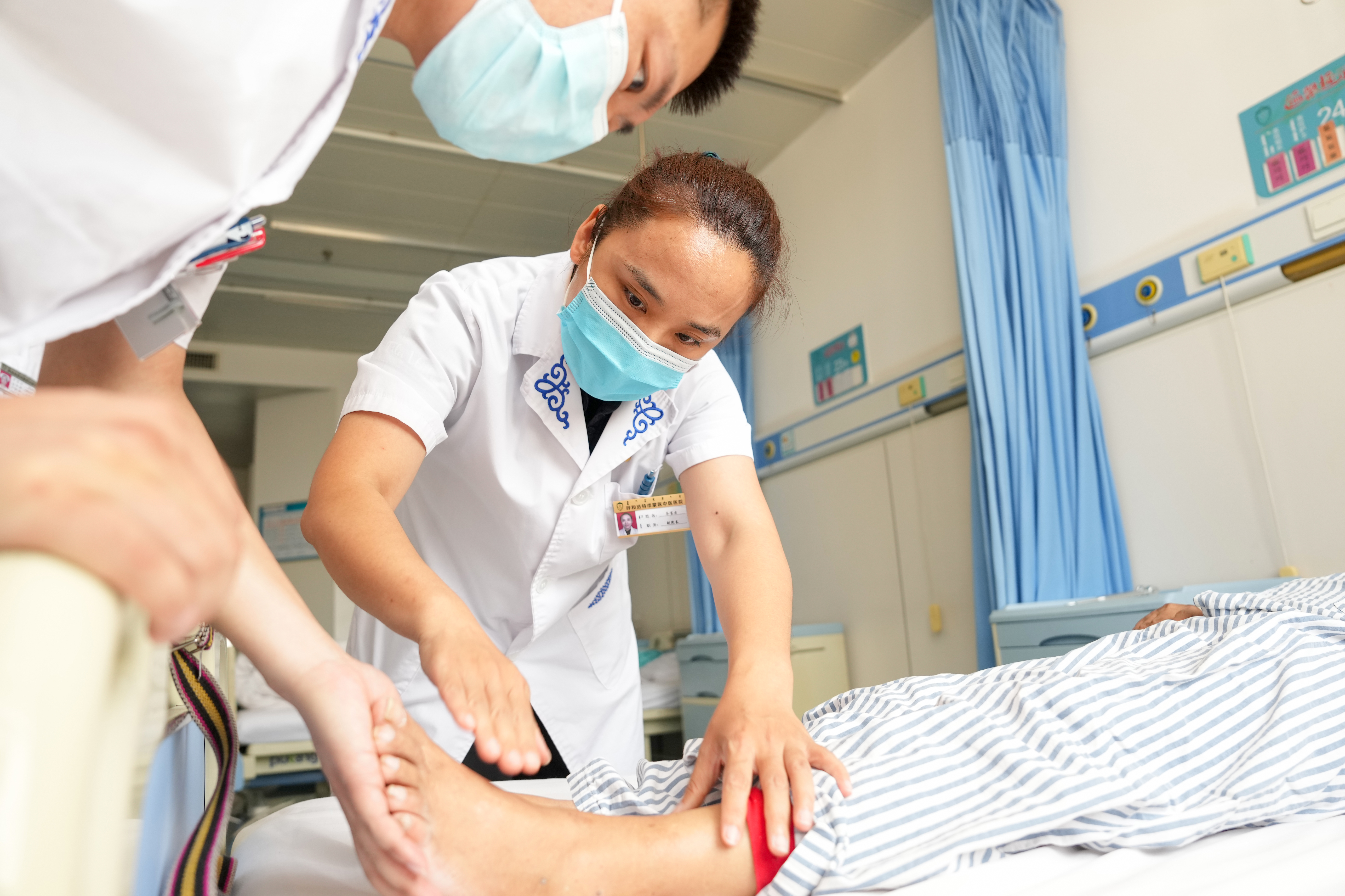 在呼和浩特市中醫蒙醫醫院掛職副院長齊寶雲（左二）在進行教學查房講解神經係統體格檢查注意事項。