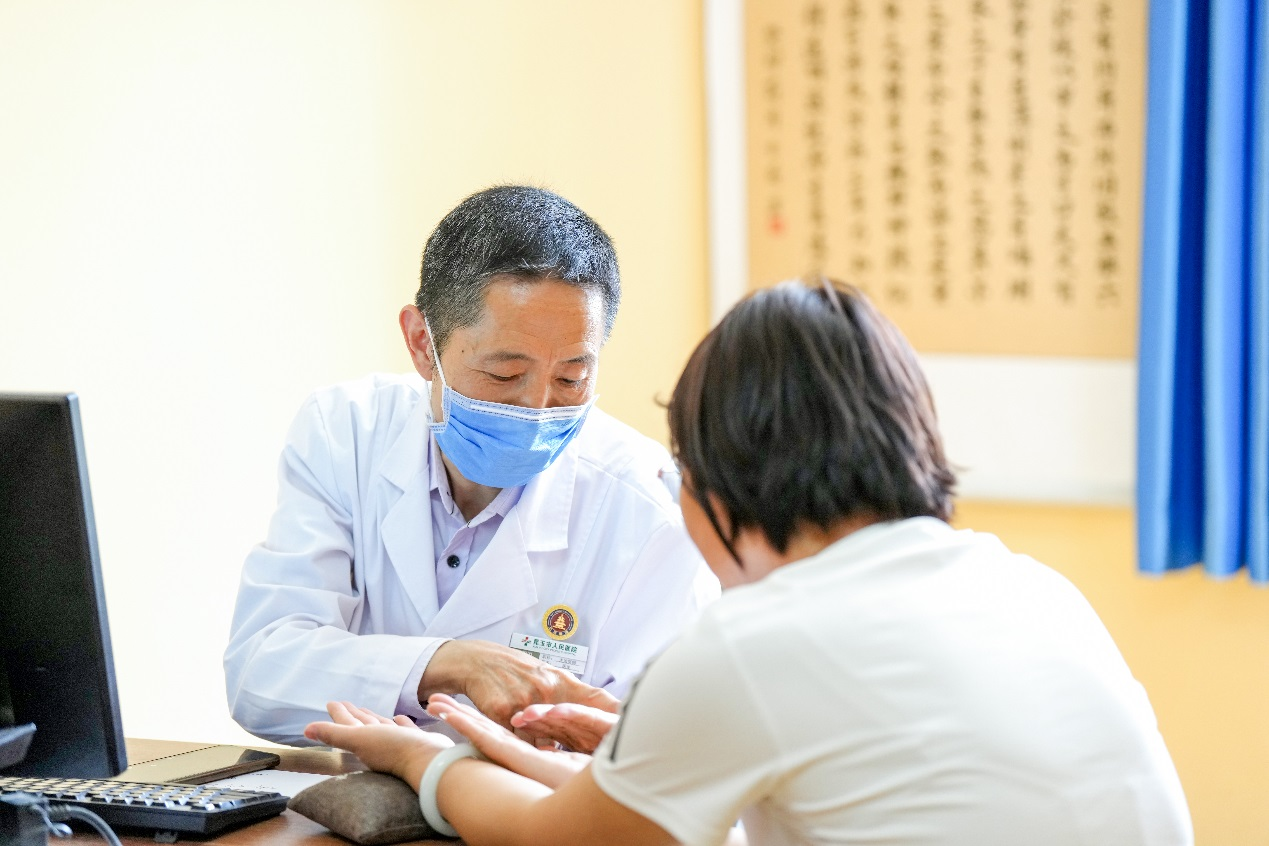 在昆玉市人民醫院中醫科，來自北京昌平中醫醫院治未病科的援疆醫生賀保衛，為患者劉春梅複診複查，定製治療方案。