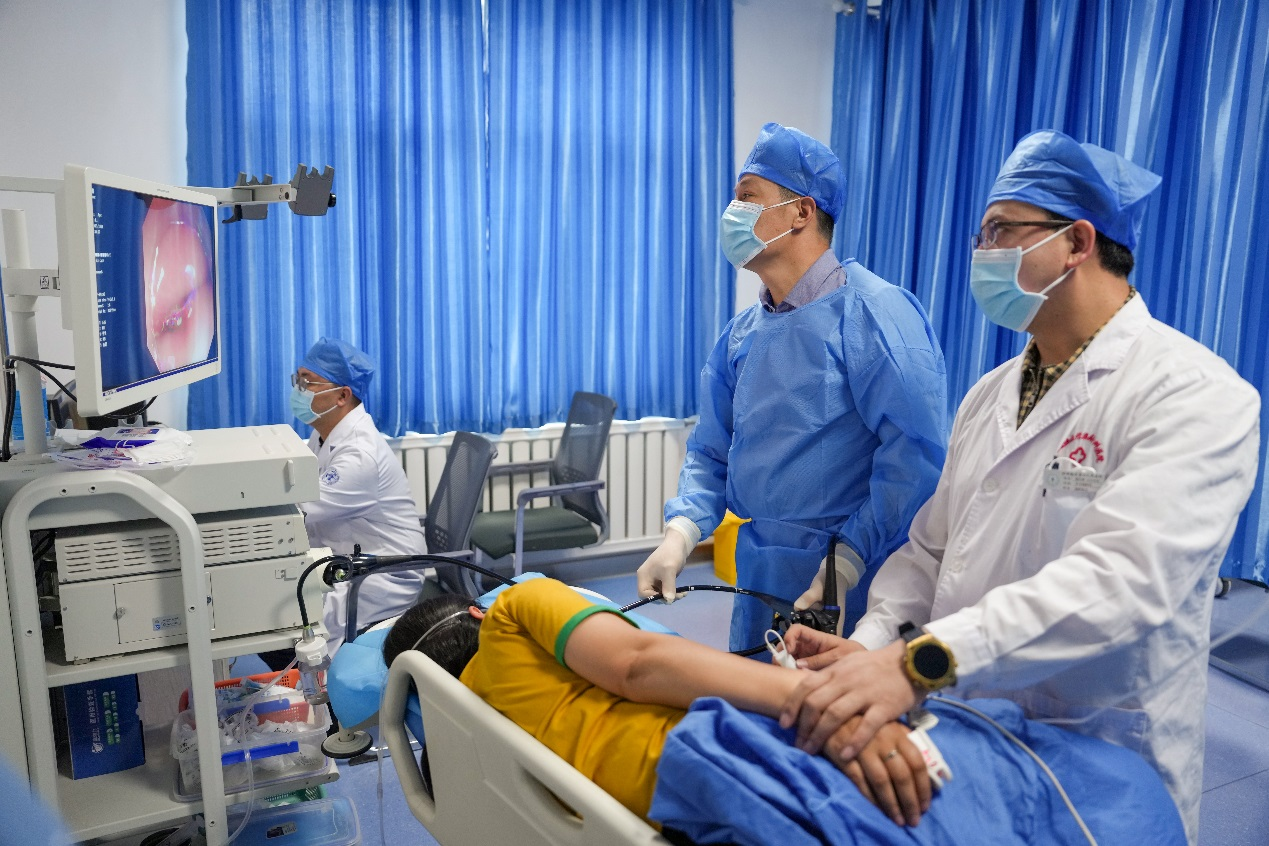 在和田地區傳染病專科醫院，掛職副院長的北京朝陽醫院援疆醫生張繼舜(左二)，在進行胃鏡檢查，講解胃鏡操作注意事項。該檢查具有直觀、可取病理、圖文並茂、診治並行的優勢，目前已經是胃病檢查的最主要方式。