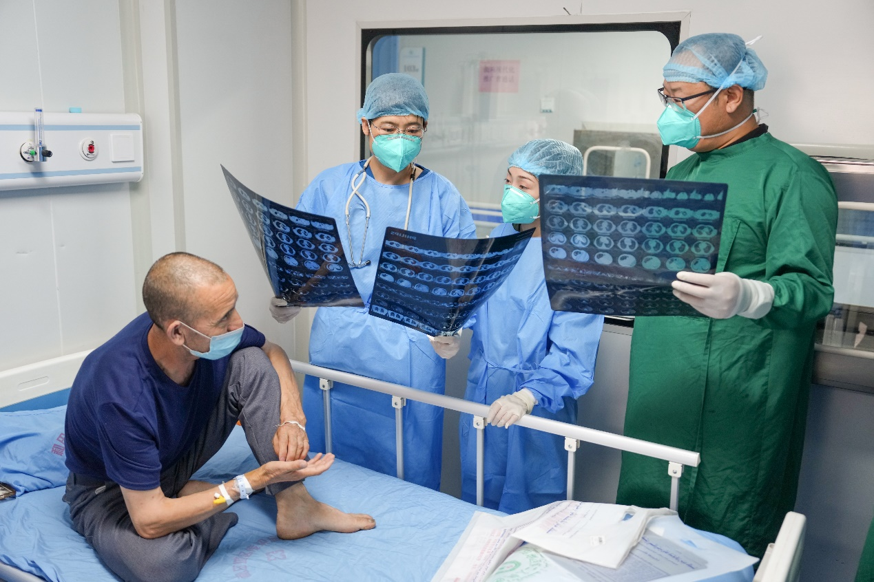 和田地區傳染病專科醫院結核科掛職業務主任的北京胸科醫院援疆醫生王敬（左一），在查房中根據患者檢查結果提出診斷和治療方案，並向患者進行結核病的相關宣教。