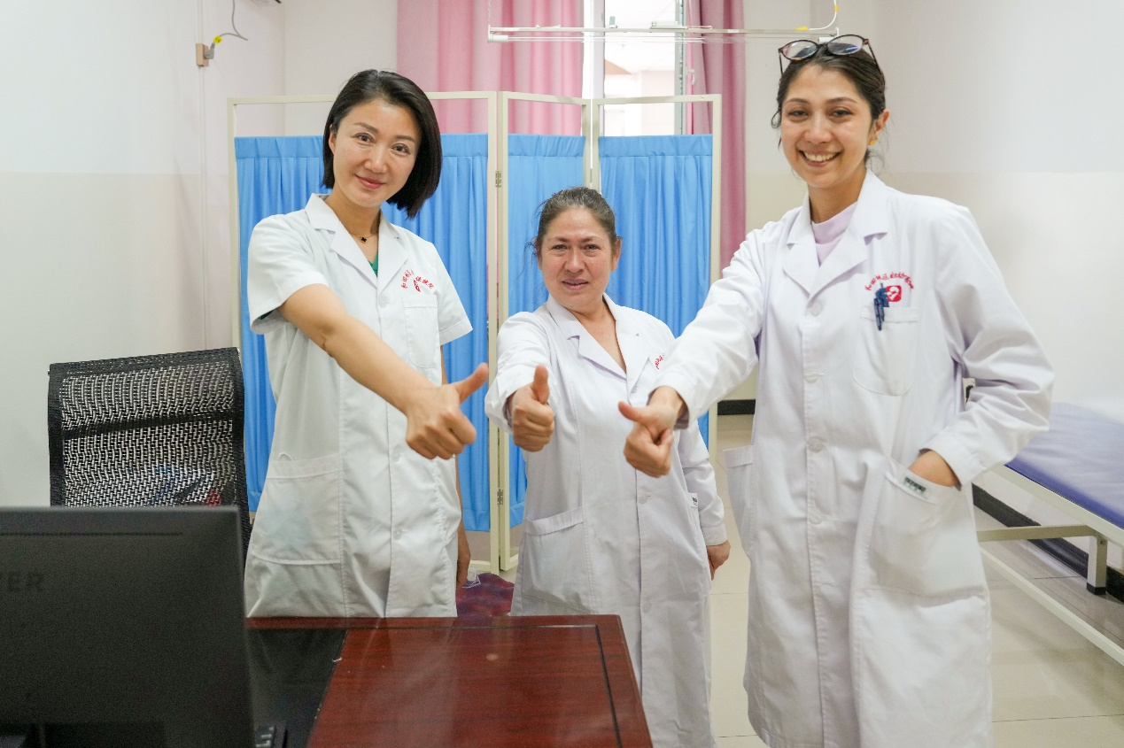 在和田地區婦幼保健院婦科支援的北京安貞醫院援疆醫生龔靜（左一）為當地培養了多名科室骨幹醫生和婦科手術人才，她們結下深厚情誼，離別之際，總結過去，共話未來，淚水悄然滑落。