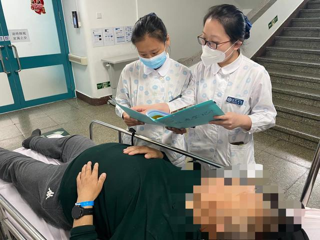北京宣武醫院神經內科護士李冬（左）和劉雪（右）正在看患者病例。