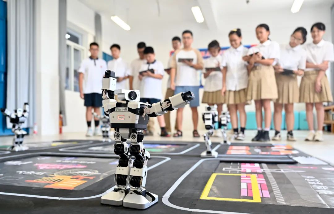 2024年9月2日,在廣西柳州市第八中學南校區人工智能課堂上,科創老師帶領學生操控智能機器人。 2024年9月2日,在廣西柳州市第八中學南校區人工智能課堂上,科創老師帶領學生操控智能機器人。