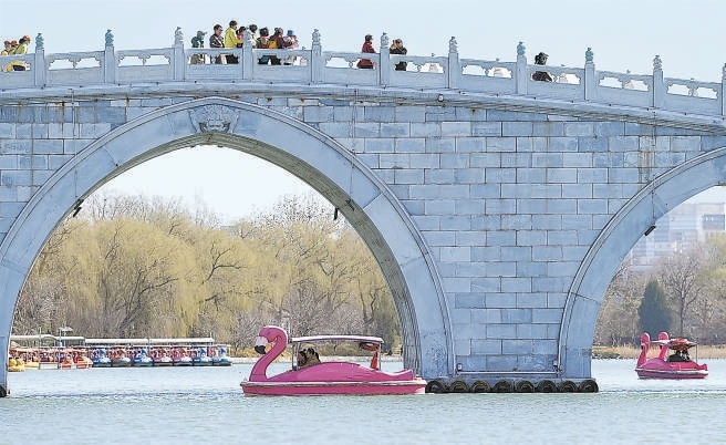3月12日玉淵潭公園遊船正式開航，公園現有腳踏船和火烈鳥、海豚等多種造型的遊船。