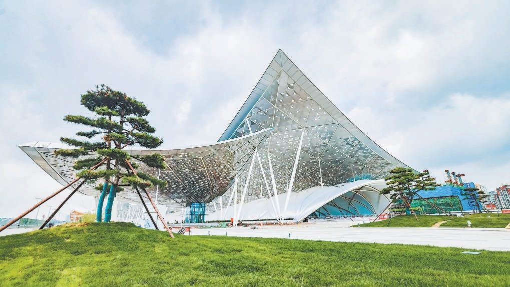 副中心站交通樞紐周邊綠化已基本完成,“京帆”屋蓋旁鬆樹挺拔綠草如茵。 副中心站交通樞紐周邊綠化已基本完成,“京帆”屋蓋旁鬆樹挺拔綠草如茵。