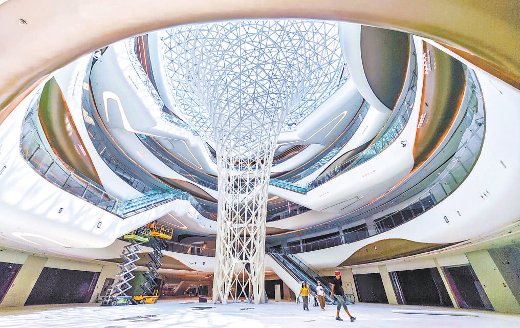 7月16日,灣裏·王府井WellTown奧萊綜合體內,中庭高聳的馬蹄蓮造型裝置已初見雛形。 7月16日,灣裏·王府井WellTown奧萊綜合體內,中庭高聳的馬蹄蓮造型裝置已初見雛形。