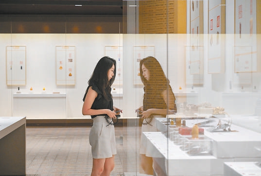 觀眾在故宮文華殿欣賞篆刻作品。