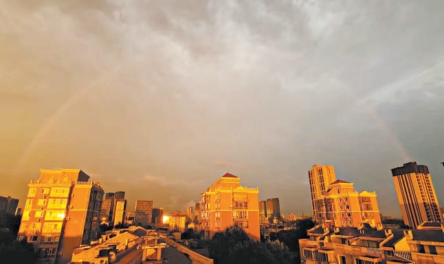 8月19日傍晚雨後，通州區橙色晚霞與彩虹交相輝映。