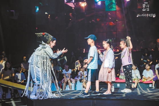 《童遊山海》演員與小觀眾互動。 《童遊山海》演員與小觀眾互動。