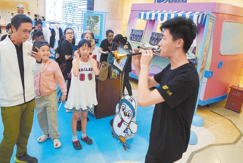 音樂堂公共大廳裏響起的嗩呐聲吸引了觀眾的注意。 音樂堂公共大廳裏響起的嗩呐聲吸引了觀眾的注意。