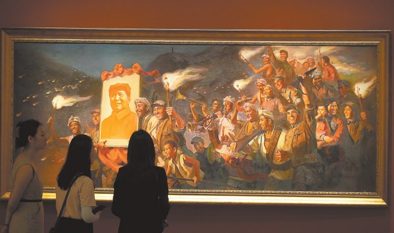 參觀者欣賞油畫《延安的火炬》。這幅畫描繪了1945年日本投降後,夜幕下延安軍民舞動火炬、慶祝勝利的場景。 參觀者欣賞油畫《延安的火炬》。這幅畫描繪了1945年日本投降後,夜幕下延安軍民舞動火炬、慶祝勝利的場景。