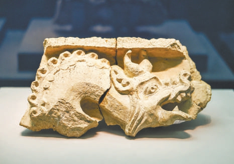 來自烏茲別克斯坦的浮雕龍頭。 來自烏茲別克斯坦的浮雕龍頭。