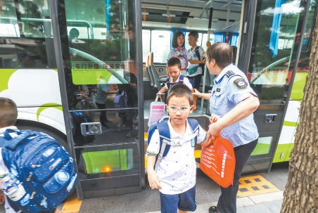 玉泉小學航天校區學生搭乘通學公交車上學。