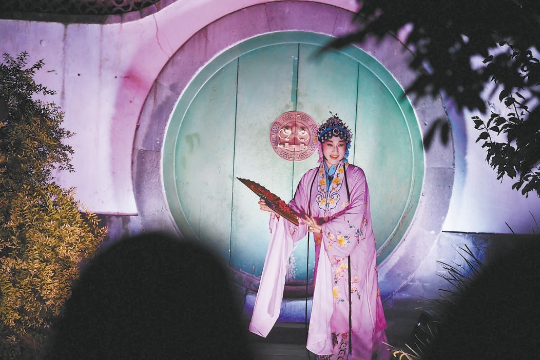 園林小徑裏,演出輪番上演。 園林小徑裏,演出輪番上演。