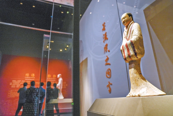 塑衣式彩繪侍女俑。 塑衣式彩繪侍女俑。