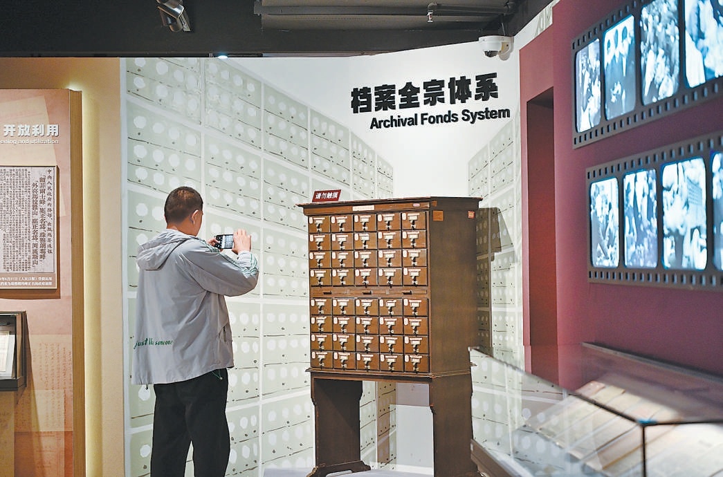 10月10日,在中國第一曆史檔案館,觀眾認真記錄展覽展品。 10月10日,在中國第一曆史檔案館,觀眾認真記錄展覽展品。