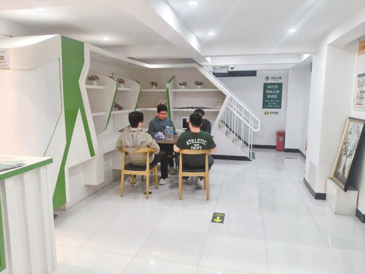 在京昆高速韓村河服務區“司機之家”,貨車司機正在休息。 在京昆高速韓村河服務區“司機之家”,貨車司機正在休息。