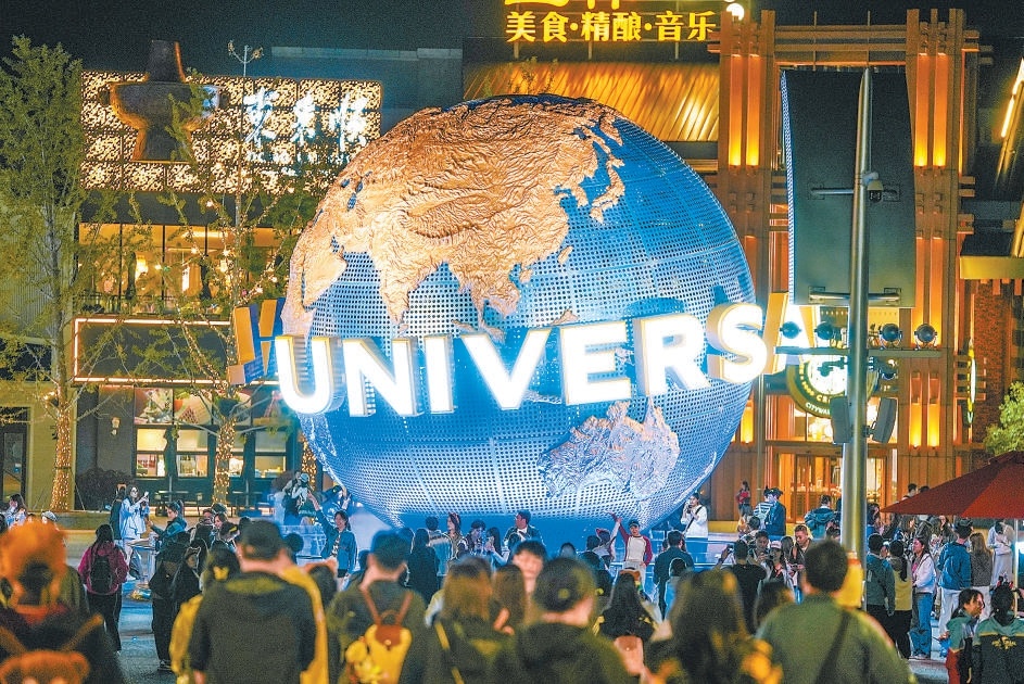 環球影城靚麗夜景吸引眾多遊客。 環球影城靚麗夜景吸引眾多遊客。