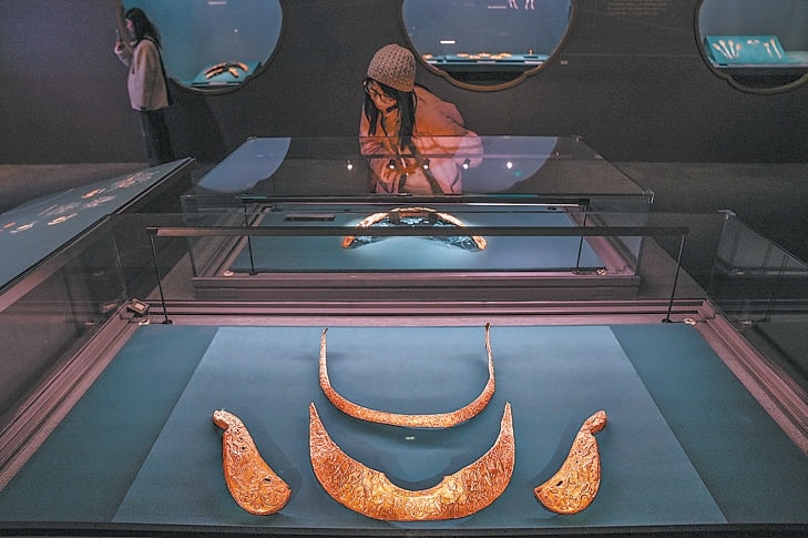 觀眾仔細欣賞展品。 觀眾仔細欣賞展品。