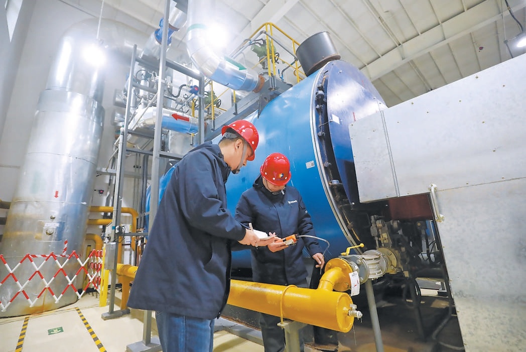 北京熱力各項供熱設備設施檢修技改工作已進入衝刺階段,圖為工作人員檢查嘉多麗園小區鍋爐房設備。 北京熱力各項供熱設備設施檢修技改工作已進入衝刺階段,圖為工作人員檢查嘉多麗園小區鍋爐房設備。