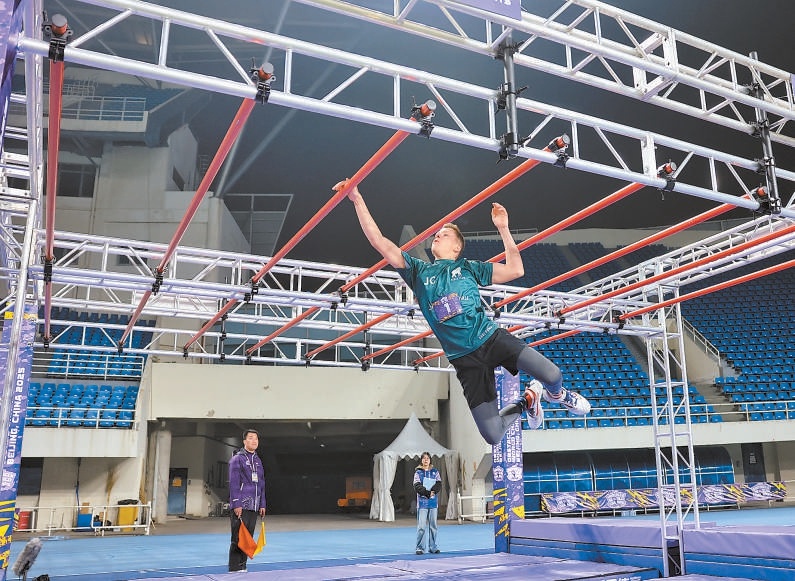 首屆障礙跑世界錦標賽在北京奧林匹克體育中心體育場舉行,選手在比賽中穿越障礙。 首屆障礙跑世界錦標賽在北京奧林匹克體育中心體育場舉行,選手在比賽中穿越障礙。