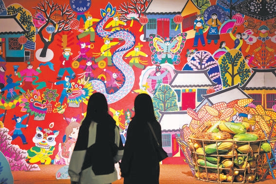 觀眾在“大地繪彩”展覽中看新時代鄉村美景。 觀眾在“大地繪彩”展覽中看新時代鄉村美景。