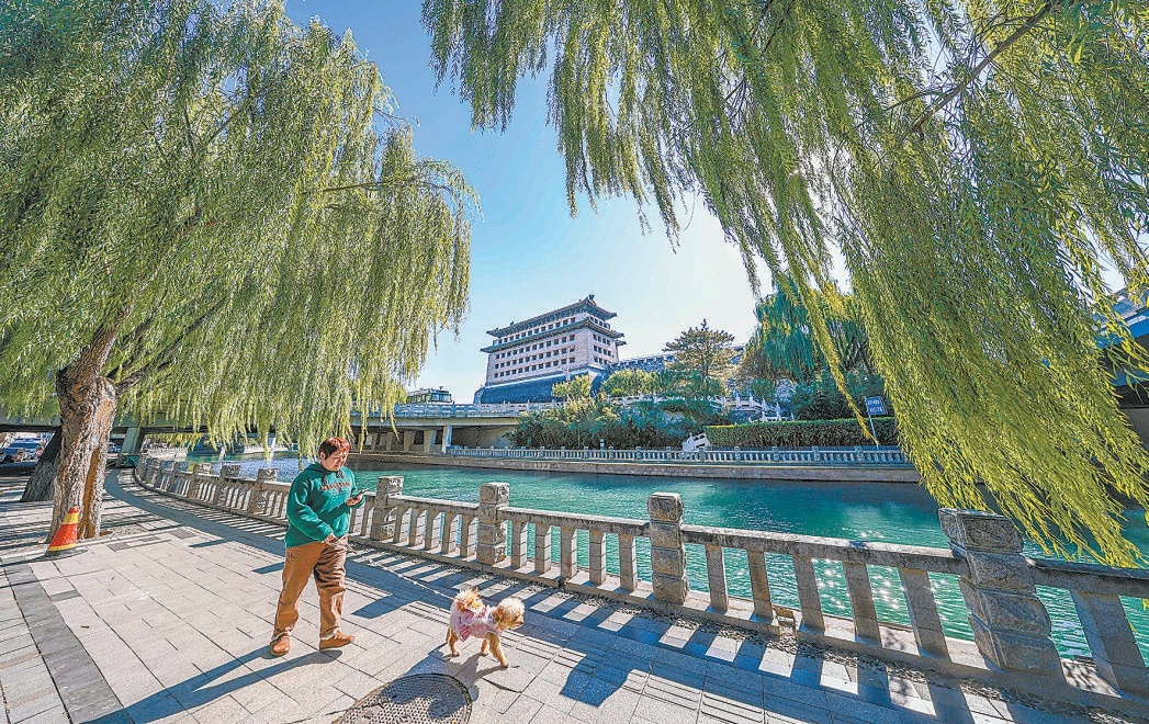 北護城河鬆林閘附近濱水空間開放,市民悠然暢行。 北護城河鬆林閘附近濱水空間開放,市民悠然暢行。