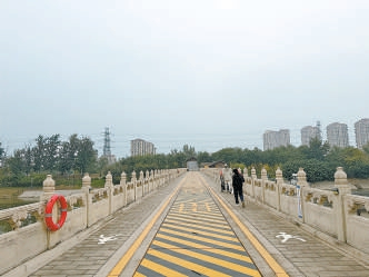 北關分洪閘上方橋區開放,市民從橋區穿行無需繞路。 北關分洪閘上方橋區開放,市民從橋區穿行無需繞路。