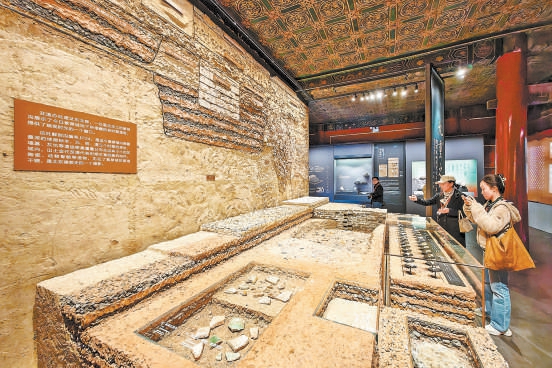 遊客正在地層標本前拍照欣賞。 遊客正在地層標本前拍照欣賞。