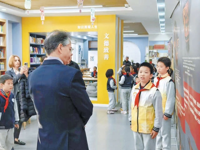 小講解員正在為希臘駐華大使介紹展覽。 小講解員正在為希臘駐華大使介紹展覽。