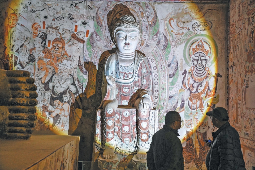 “如是莫高”敦煌藝術大展·第二季11月12日在北京展覽館正式開幕。圖為參觀者在複原洞窟內參觀。 “如是莫高”敦煌藝術大展·第二季11月12日在北京展覽館正式開幕。圖為參觀者在複原洞窟內參觀。