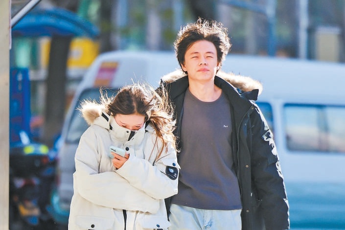 11月16日,京城迎來大風降溫天氣,在豐台區蒲黃榆路口,大風讓行人感受到冬日寒意。 11月16日,京城迎來大風降溫天氣,在豐台區蒲黃榆路口,大風讓行人感受到冬日寒意。