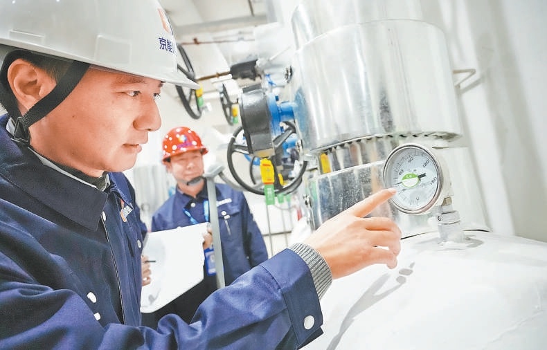 京能集團所屬北京熱力朝二分公司地鐵平台3號熱力站已提前調節升溫。11月16日,熱力工作人員對供熱設備設施進行巡視檢查。 京能集團所屬北京熱力朝二分公司地鐵平台3號熱力站已提前調節升溫。11月16日,熱力工作人員對供熱設備設施進行巡視檢查。