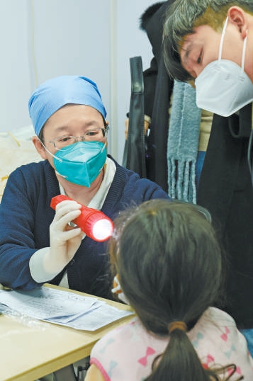 北京兒童醫院醫生為小患者做檢查。 北京兒童醫院醫生為小患者做檢查。