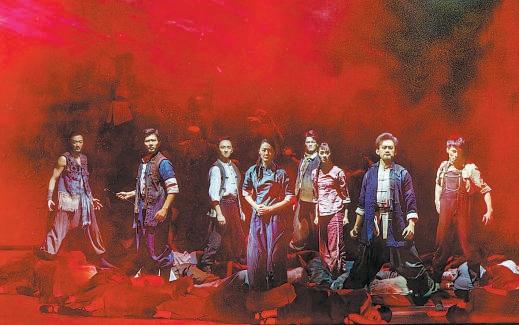 11月26日晚,國家大劇院與北京舞蹈學院聯合製作的新版經典民族舞劇《鐵道遊擊隊》在國家大劇院首演。 11月26日晚,國家大劇院與北京舞蹈學院聯合製作的新版經典民族舞劇《鐵道遊擊隊》在國家大劇院首演。