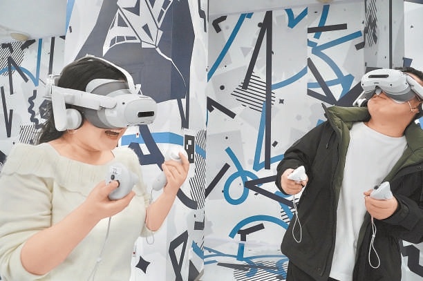 觀眾在VR放映空間體驗互動感。 觀眾在VR放映空間體驗互動感。