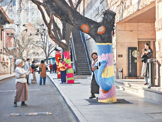 降雪前,東城區紅星胡同的大樹穿上“毛衣”,市民紛紛打卡。 降雪前,東城區紅星胡同的大樹穿上“毛衣”,市民紛紛打卡。