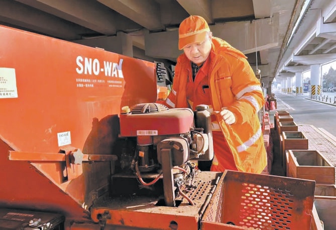 環衛部門做好清雪除冰準備工作。 環衛部門做好清雪除冰準備工作。