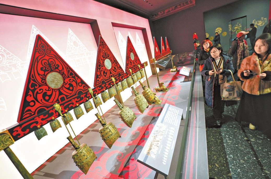 參觀預展的遊客觀賞劉賀墓出土的禮樂文物。 參觀預展的遊客觀賞劉賀墓出土的禮樂文物。