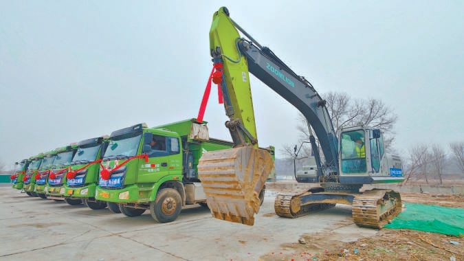 12月18日上午,在管莊路西口站施工現場,挖掘機蓄勢待發。 12月18日上午,在管莊路西口站施工現場,挖掘機蓄勢待發。