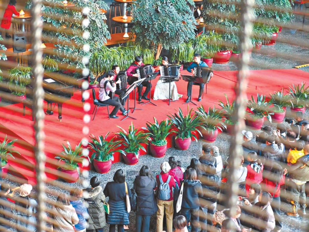 觀眾欣賞在國家大劇院公共空間內上演的各類演出。 觀眾欣賞在國家大劇院公共空間內上演的各類演出。