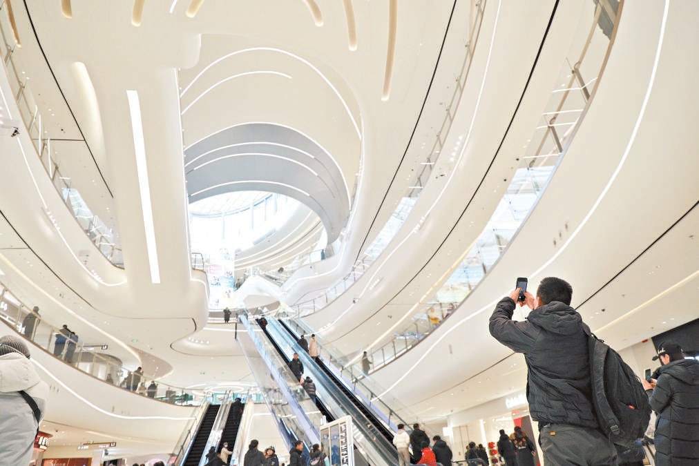 灣裏王府井試營業後的首個周末,迎來大批顧客。 灣裏王府井試營業後的首個周末,迎來大批顧客。