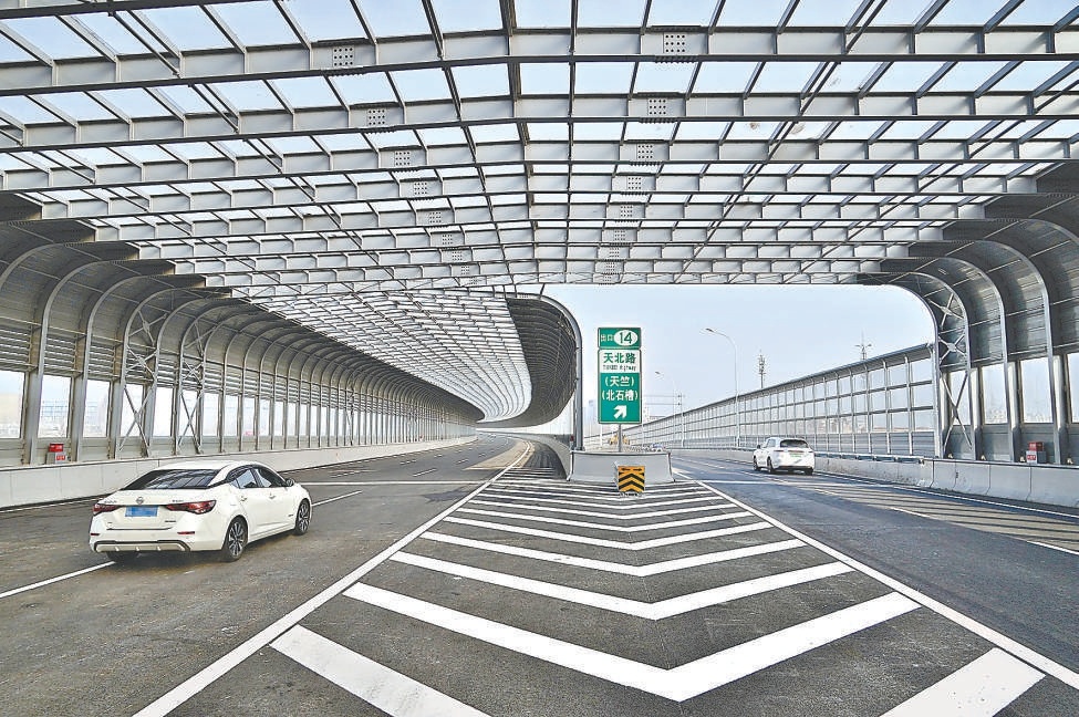 12月28日中午,京密高速新國展段天北路至安華街主路正式通車,從順義新國展最快可實現8分鍾進五環、11分鍾達四環。 12月28日中午,京密高速新國展段天北路至安華街主路正式通車,從順義新國展最快可實現8分鍾進五環、11分鍾達四環。