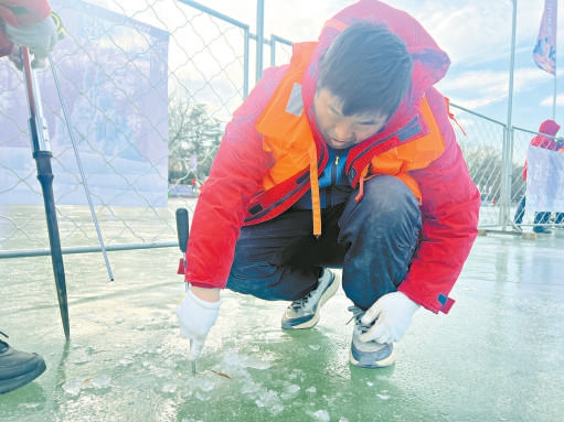 公園工作人員測量冰層厚度。 公園工作人員測量冰層厚度。