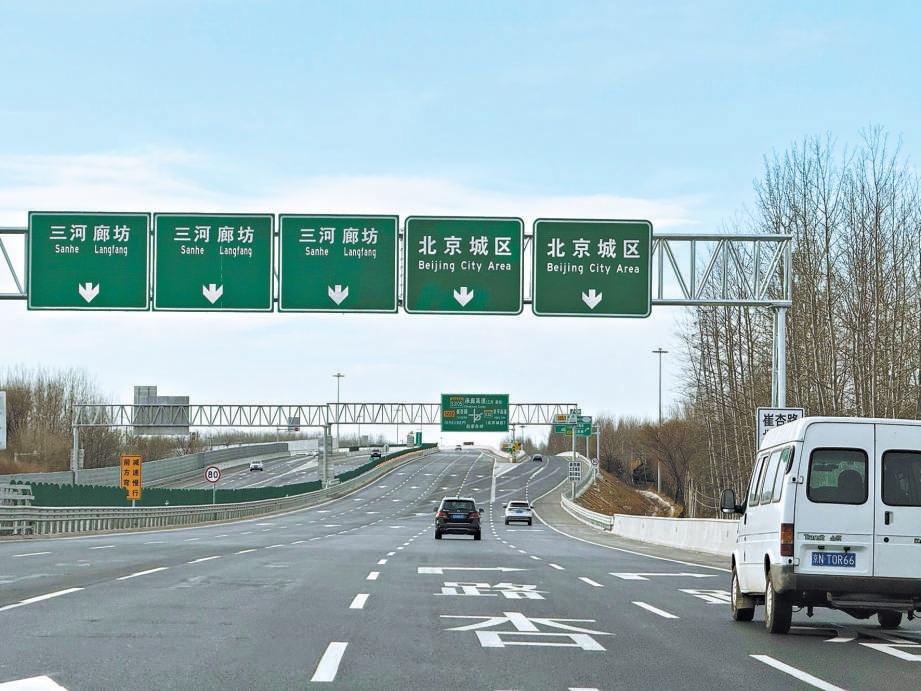 交通部門增設路牌對5條車道前行方向逐一進行標識。