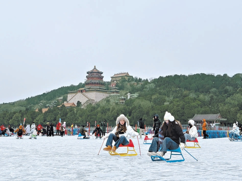 昨天，頤和園昆明湖冰場向市民開放，色彩明快的冰車與冰上自行車在冰麵上往來穿梭，為靜謐的古典園林增添了生機盎然的冬日活力。